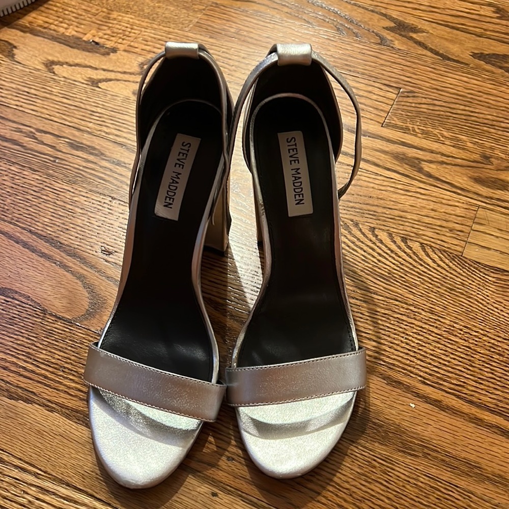 STEVE MADDEN SILVER METALLIC HEEL SIZE 10, WOMENS